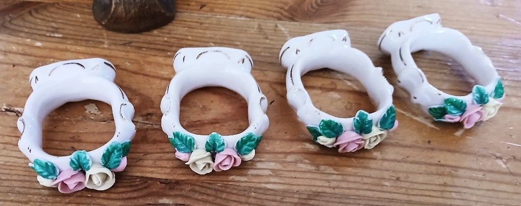 Vier servetringen porselein met bloemetjes, Antiek en Kunst, Ophalen of Verzenden