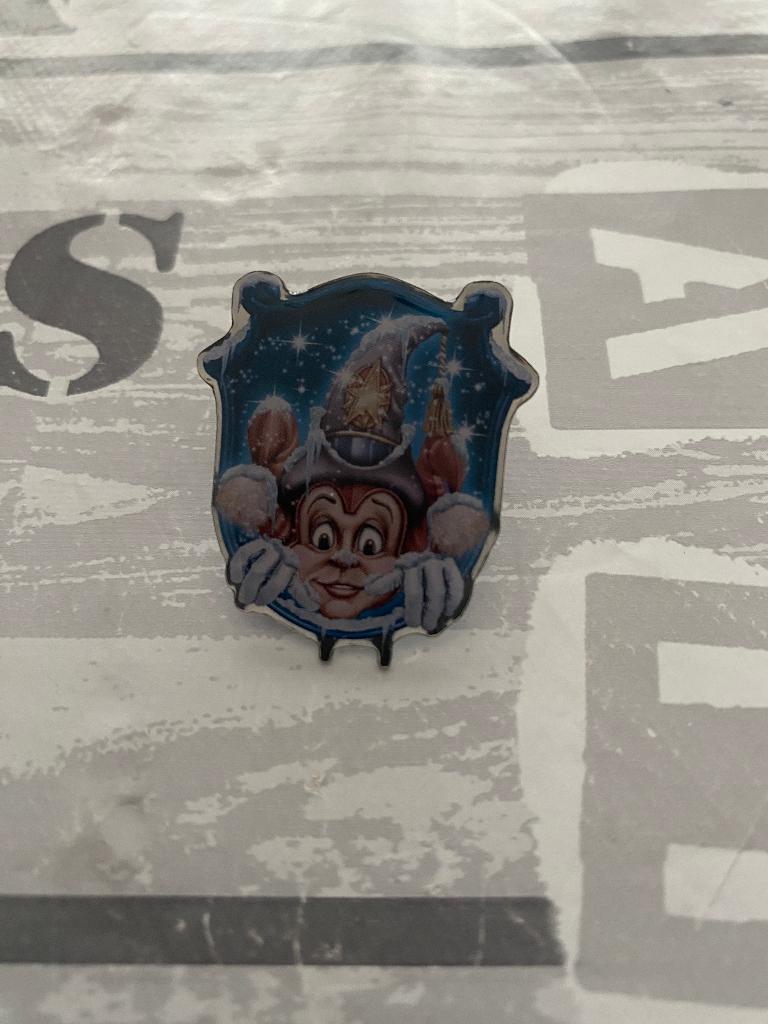 Efteling Winter pin Sneeuwschild serie 2004 Pardoes, Verzamelen, Efteling, Ophalen of Verzenden, Zo goed als nieuw, Button of Speldje
