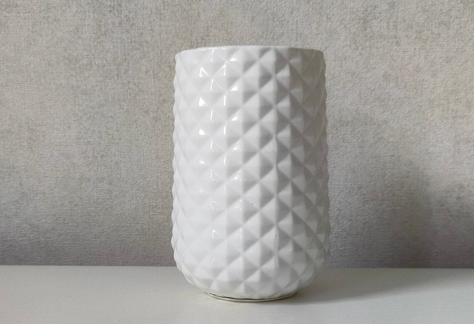 Witte Hema vaas met diamantstructuur 13 centimeter hoog, Met patroon/structuur, Wit, Ophalen of Verzenden, Zo goed als nieuw
