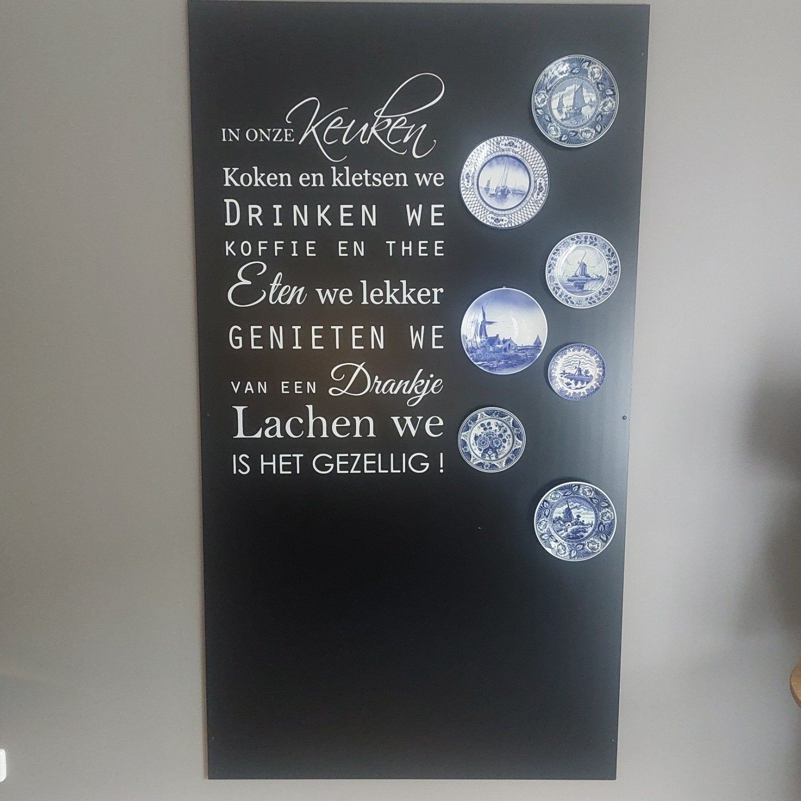 Wandplaat met tekst "In onze keuken" (exclusief bordjes), Huis en Inrichting, Ophalen, 220 cm, Zo goed als nieuw, Wandbord of Wandpaneel