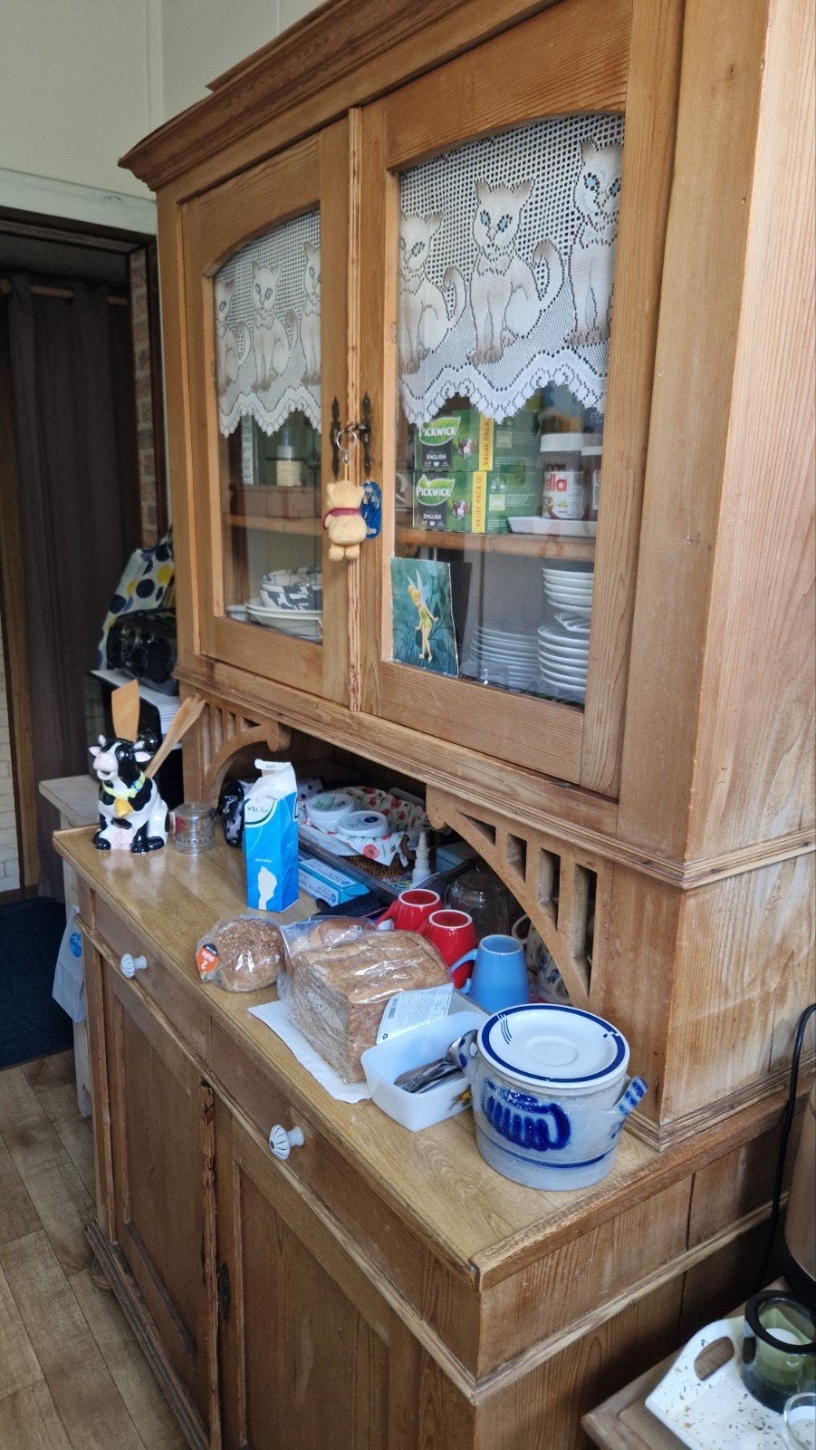 Rustieke houten keukenkast met vitrine, Ophalen, Gebruikt
