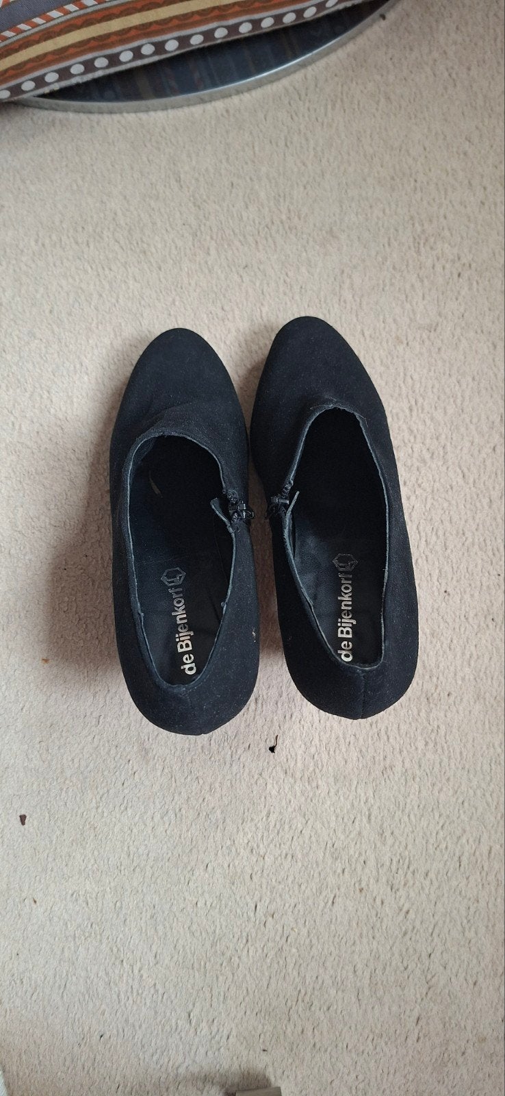 Zwarte De Bijenkorf pumps met ritsje, maat 38, Kleding | Dames, Ophalen, Pumps, De Bijenkorf, Zwart