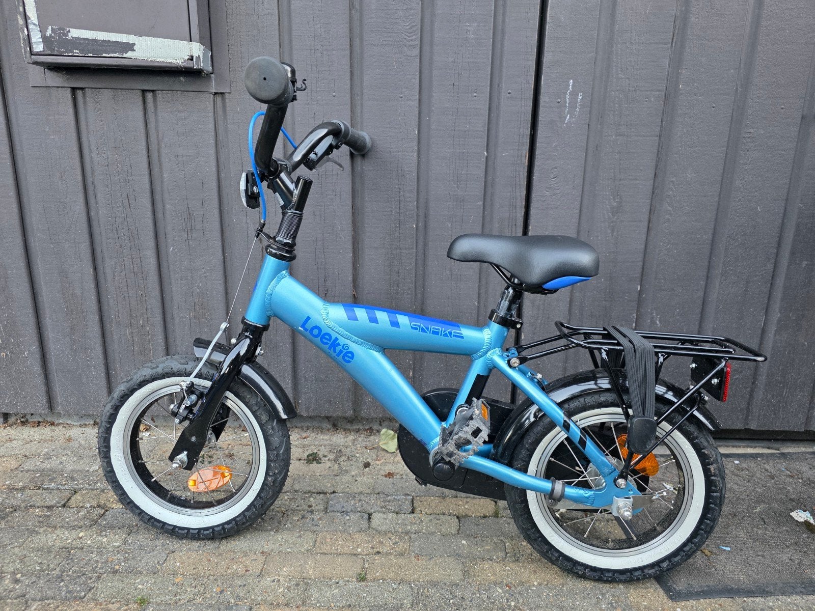 Loekie Snake kinderfiets - Zo goed als nieuw inclu. zijwielt, Fietsen en Brommers, Fietsen | Kinderfietsjes, Terugtraprem, Zijwieltjes