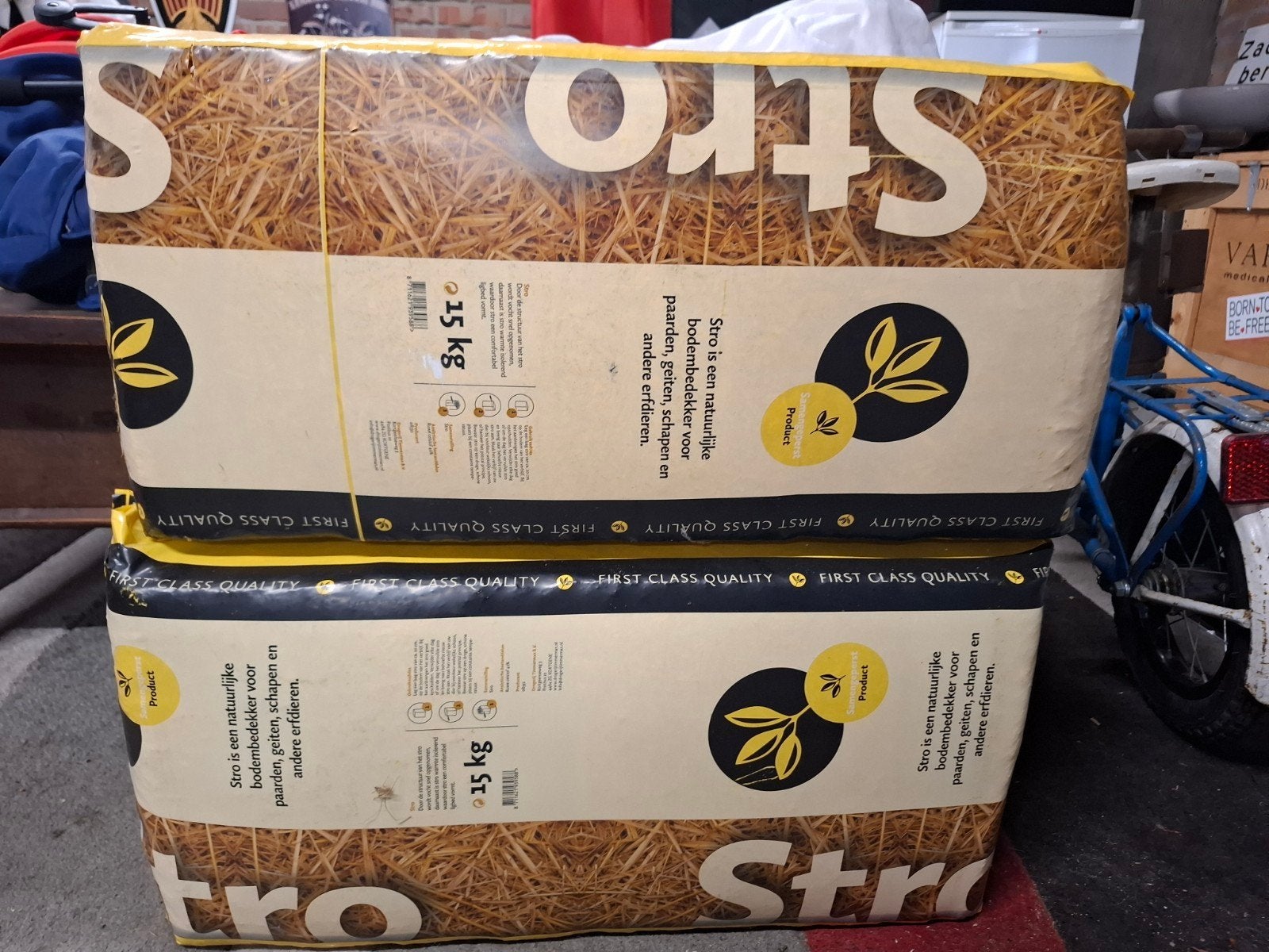 2 balen stro, merk : Welkoop, Ophalen, Nieuw, Kippenhok of Kippenren