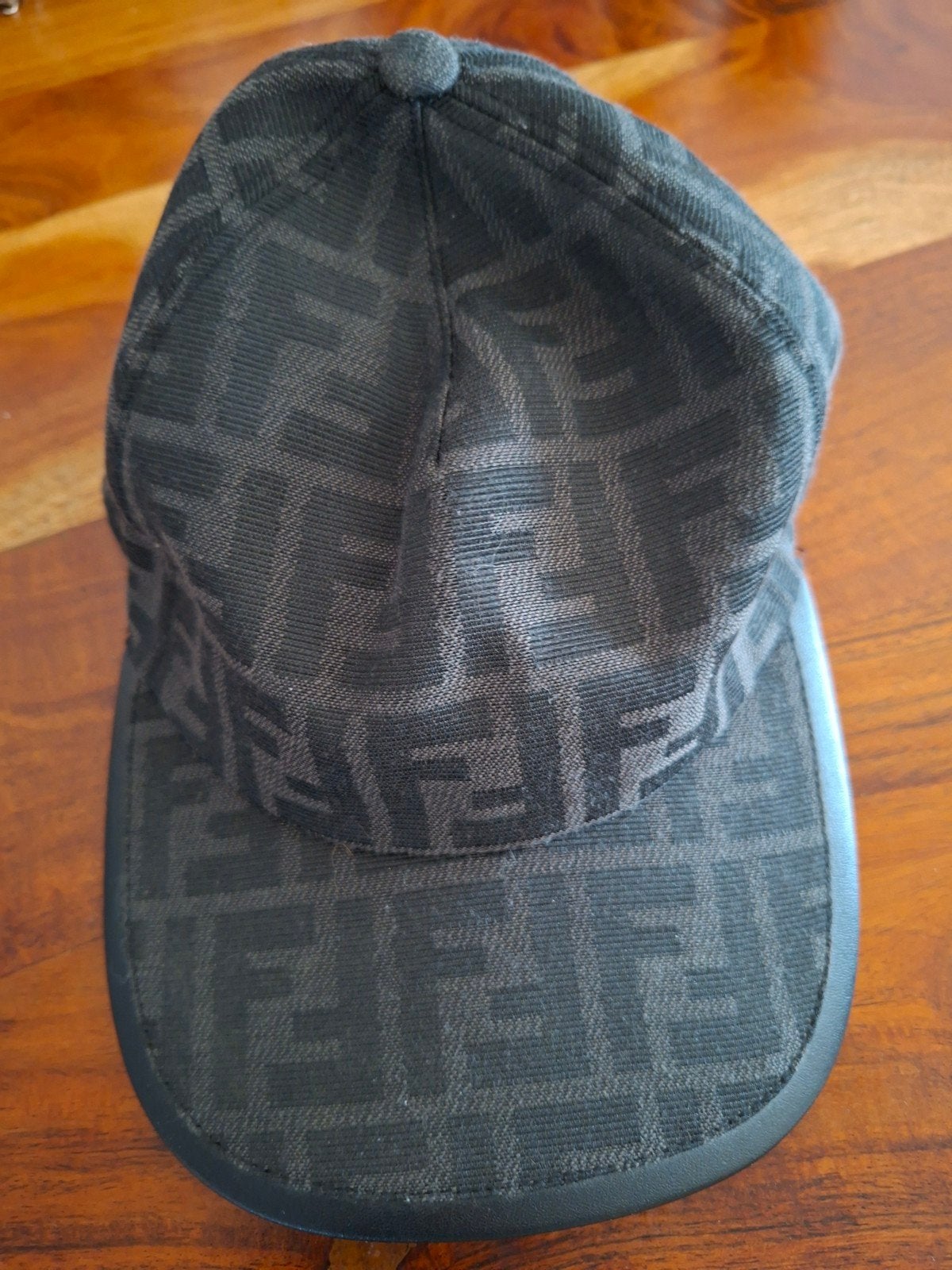 Fendi Roma Pet met FF-logo - Zo goed als nieuw, Fendi, One size fits all, Ophalen of Verzenden, Pet