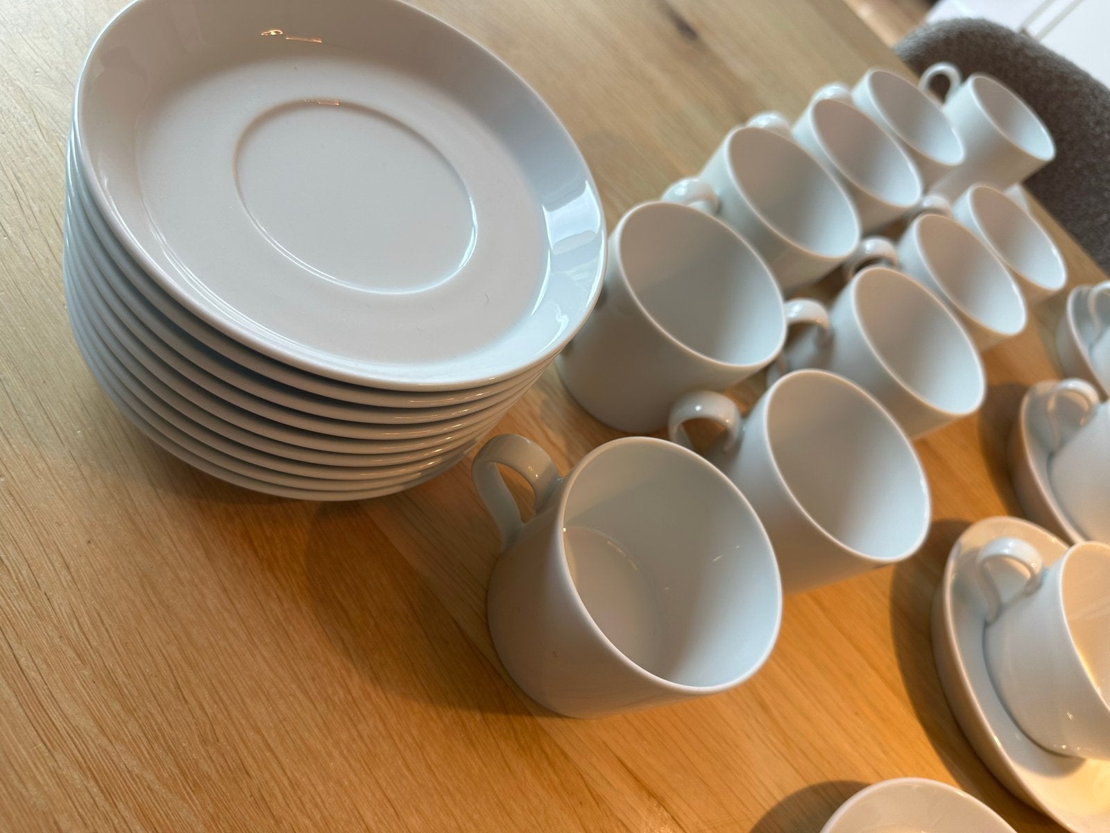 Arzberg Tric servies wit - 10 koffie en 4 thee/cappucino, Gebruikt, Ophalen of Verzenden, Effen, Kop(pen) en/of Schotel(s)
