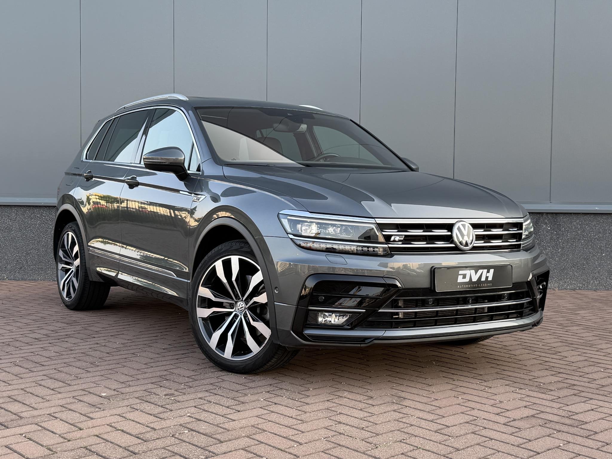 Volkswagen Tiguan 2.0 TSI 4Motion R-Line PANO | LEDER | 360, 4 cilinders, 1984 cc, Leder, Bedrijf
