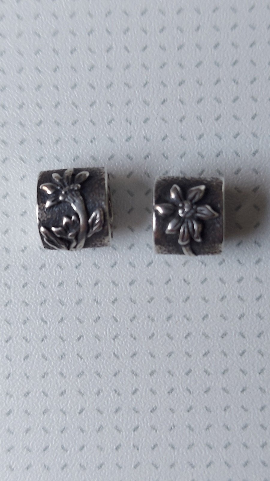 2 Originele Pandora bedel bloem edelweiss / kerstster, Pandora, Ophalen of Verzenden, Zo goed als nieuw, 2 of 3 bedels