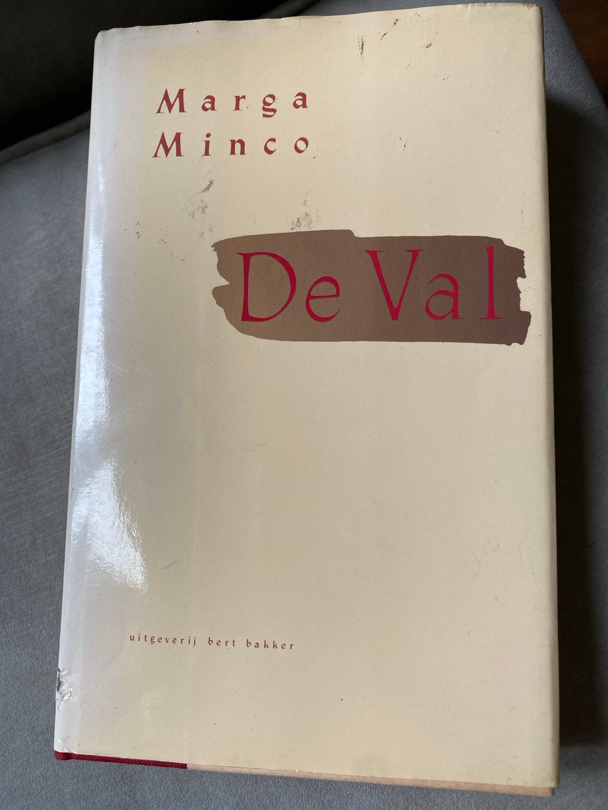 De Val - Marga Minco (Uitgeverij Bert Bakker), Boeken, Ophalen of Verzenden, Gelezen, Nederland