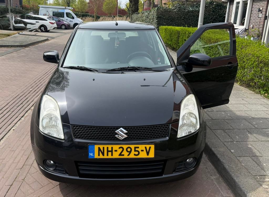 Suzuki Swift 1.3 5D 2005 Zwart, Auto's, Voorwielaandrijving, Stof, 40 €/maand, 965 kg