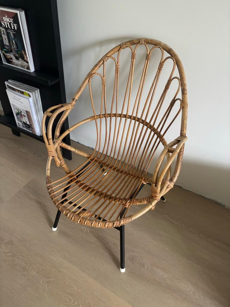 Vintage rotan stoel met metalen poten, Huis en Inrichting, Stoelen, Ophalen, Gebruikt, Overige kleuren, Riet of Rotan
