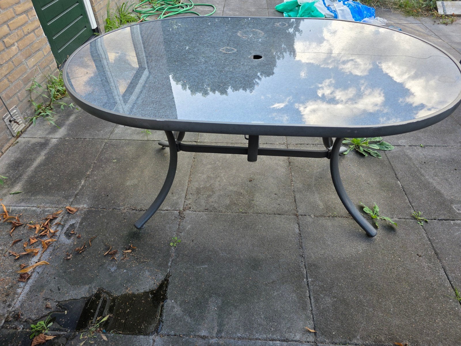 Glazen tuintafel - ovale vorm, lichte gebruikssporen, Tuin en Terras, Ophalen, Gebruikt, Ovaal, Overige materialen
