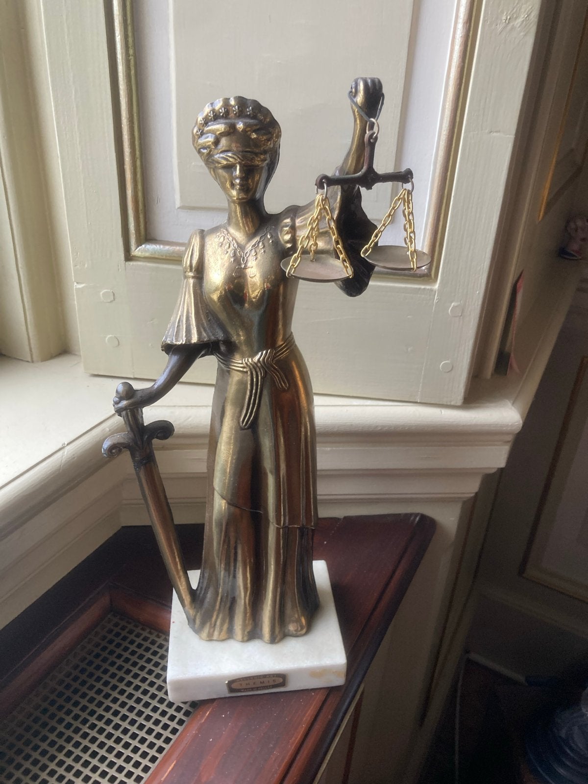 Vrouwe Justitia Beeld - Symbool van Rechtvaardigheid, Ophalen of Verzenden, 20 - 50 cm, Op sokkel, Beeld