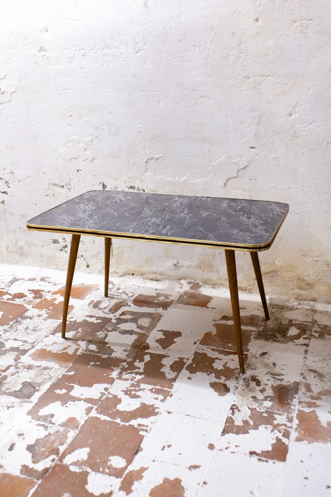 60's grijze marmerlook formica salontafel met houten poten, Ophalen, Overige materialen, Gebruikt, 50 tot 100 cm