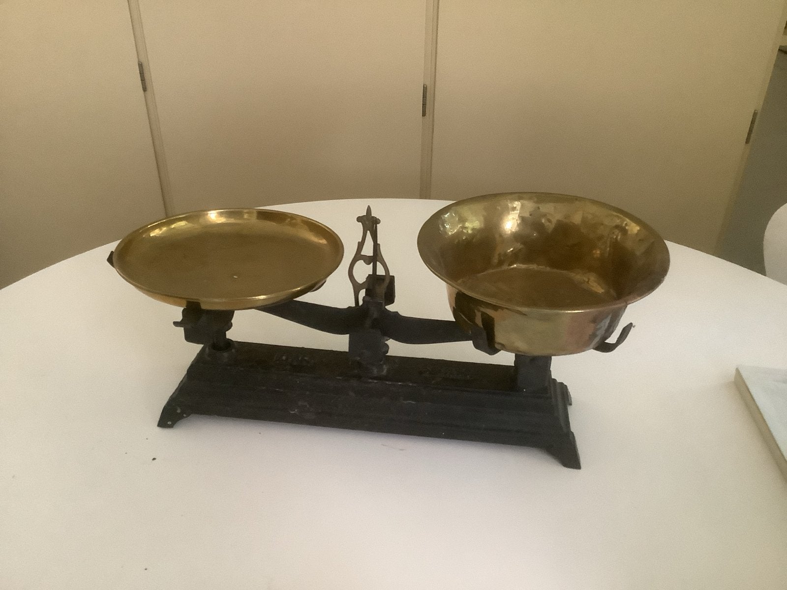 Antieke winkelweegschaal met koperen schalen, Ophalen of Verzenden