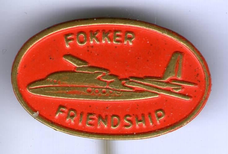 Fokker Friendship rood op koper vliegtuig speldje ( J_101 ), Verzamelen, Speldjes, Pins en Buttons, Verzenden, Nieuw, Transport