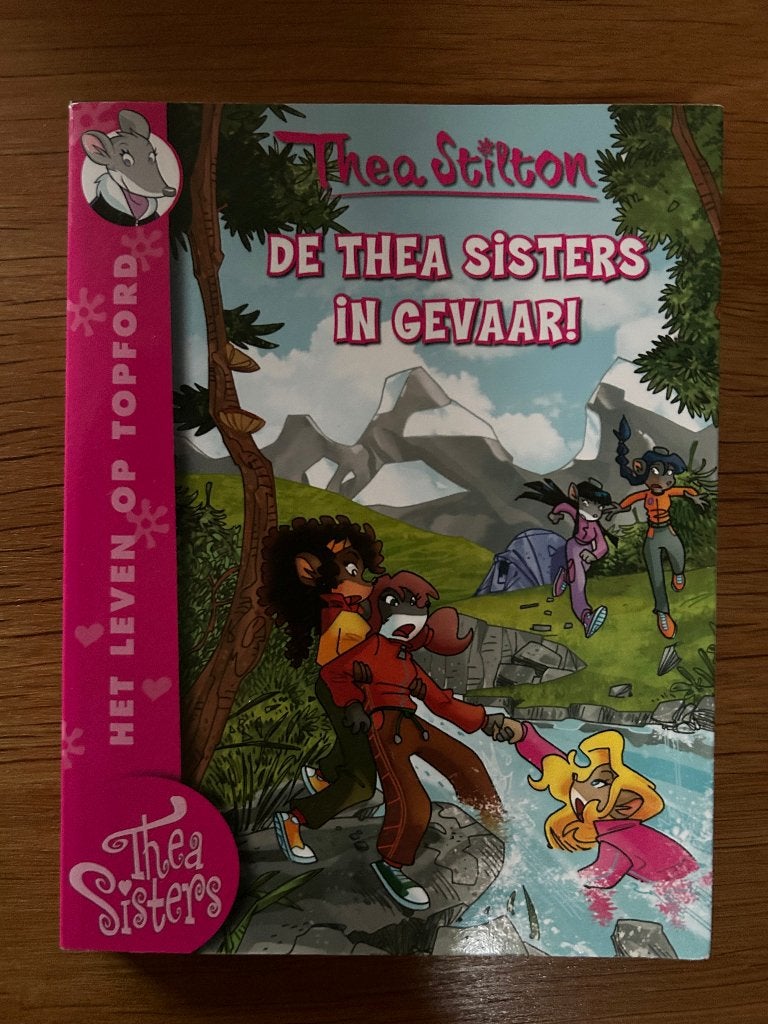 Kinderboek Thea Stilton - De Thea sisters in gevaar!, Ophalen of Verzenden, Zo goed als nieuw, Thea Stilton, Fictie algemeen