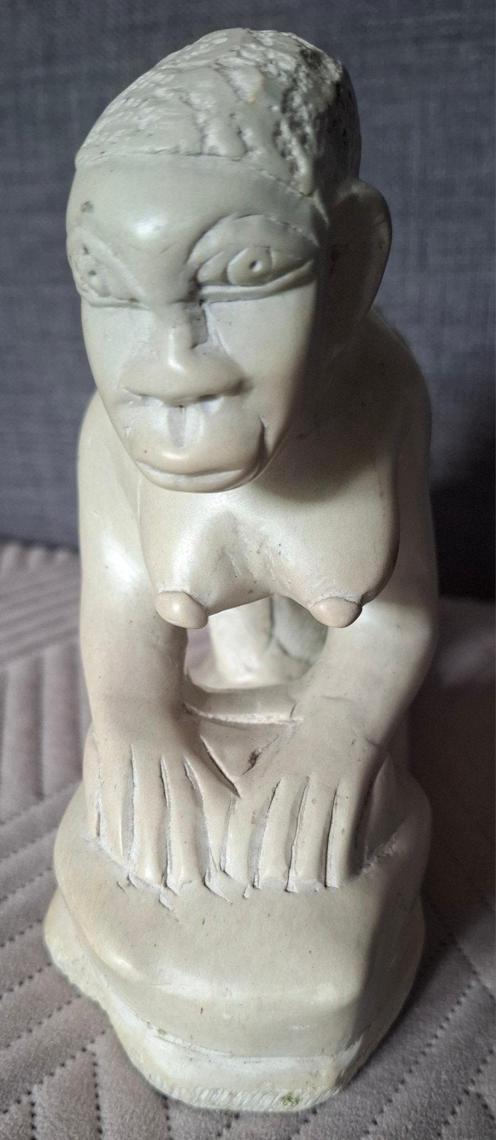 Afrikaans beeld van moeder met kind, steen, Antiek en Kunst, Groep mensen, Ophalen of Verzenden, Handgemaakt, 20 - 50 cm