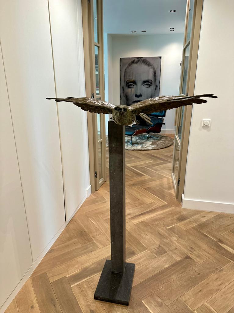 Bronzen buizerd op hoge sokkel, Jacqueline van der Laan, Ophalen, Gemerkt, Brons, 1 meter - 2 meter