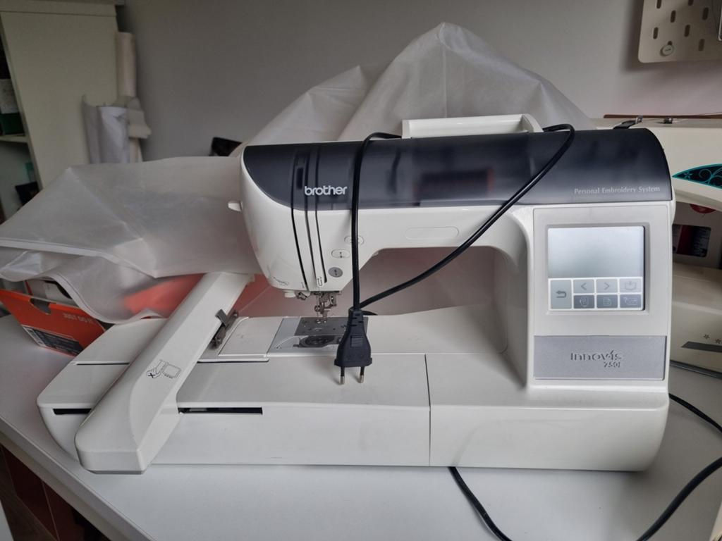 Brother Innovis 750E - borduur machine, Hobby en Vrije tijd, Naaimachines en Toebehoren, Lockmachine, Brother, Ophalen
