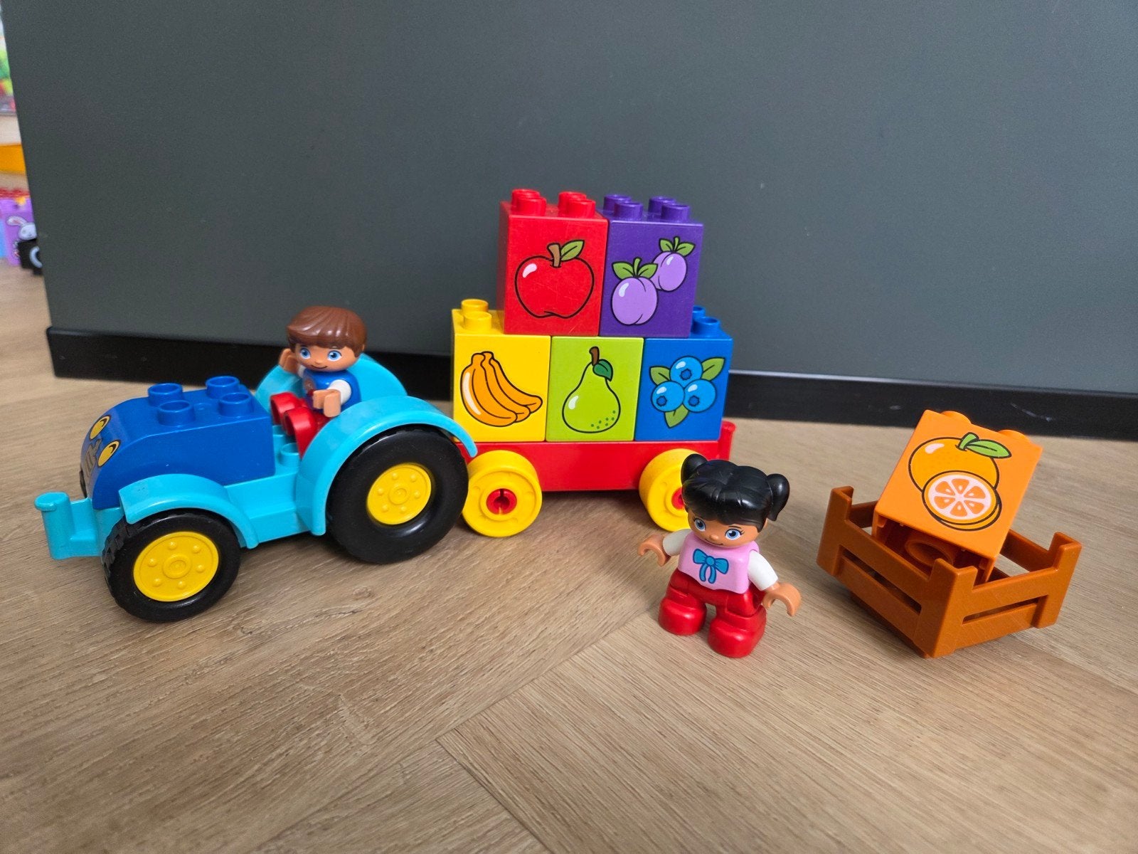 LEGO Duplo Tractor met fruitkar en figuren, Inclusief minifiguren, Gebruikt, Ophalen of Verzenden, Duplo