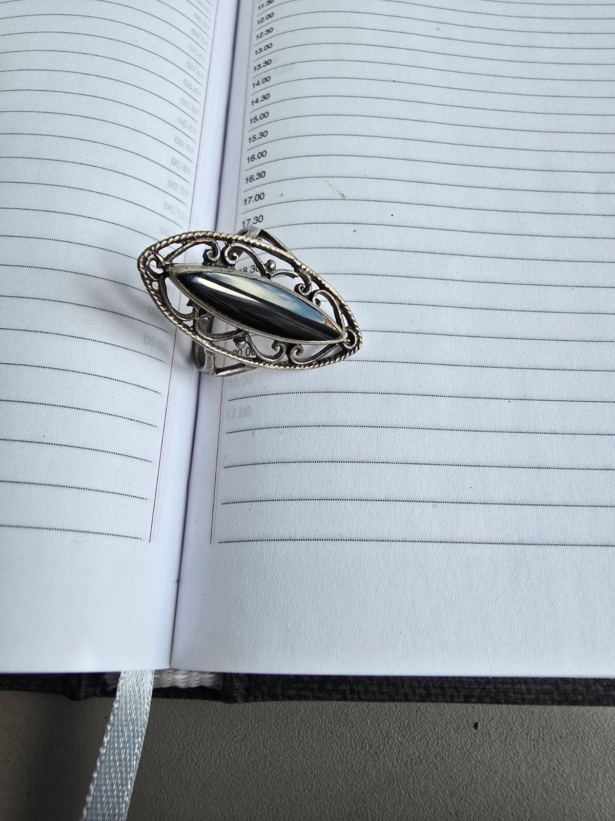 Vintage zilveren ring met zwarte steen, Gebruikt, Ophalen of Verzenden, 17 tot 18, Met edelsteen