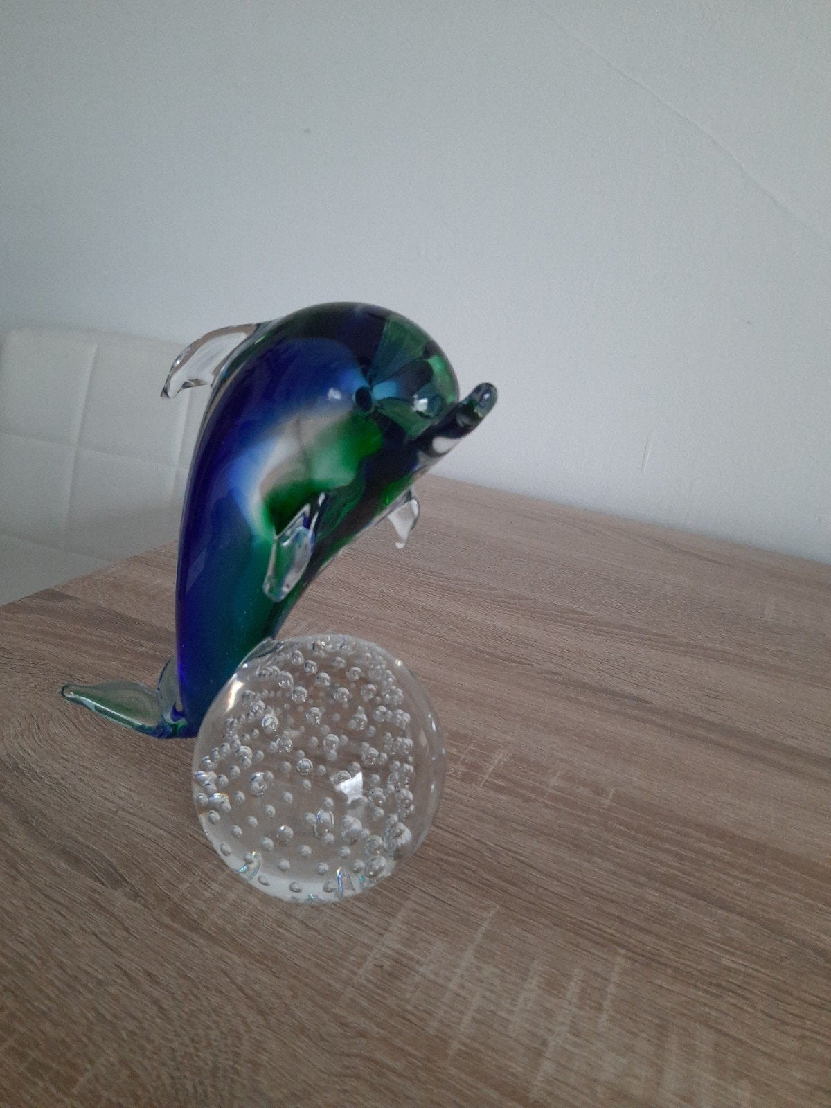 Glazen dolfijn op bubbelbal - decoratief beeldje, Huis en Inrichting, Meerkleurig, Ophalen of Verzenden, Zo goed als nieuw, Modern