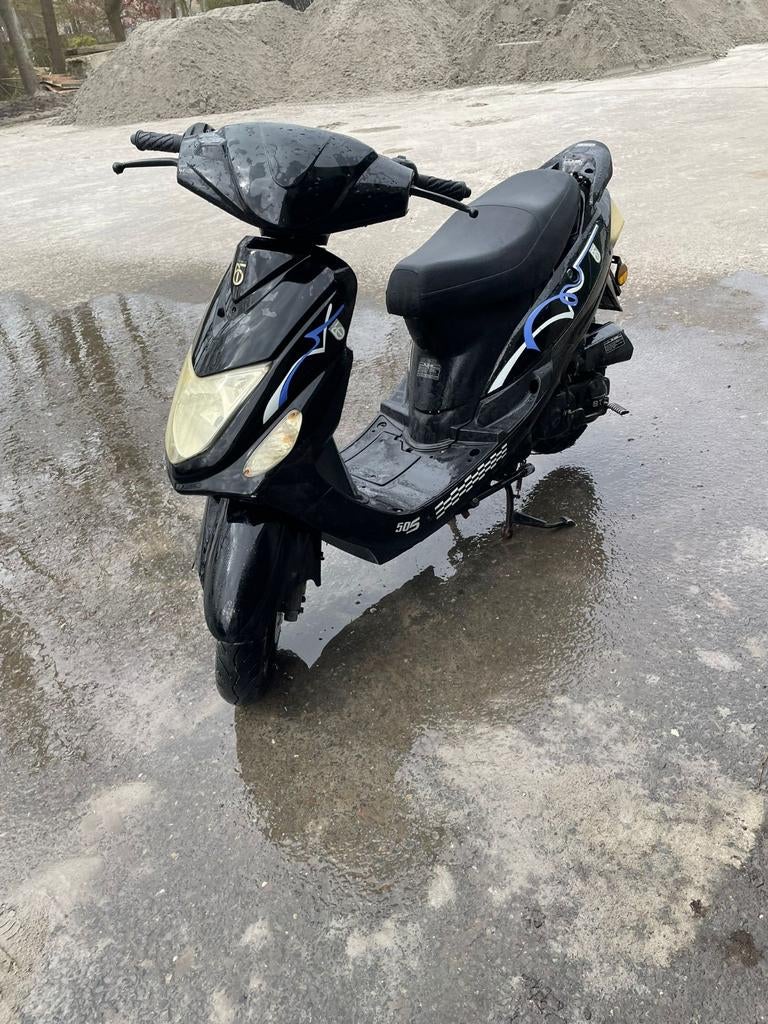 Te koop: zwarte BTC scooter 50cc  4-takt, Fietsen en Brommers, Scooters | Peugeot, Gebruikt, Overige modellen, Benzine, Ophalen of Verzenden