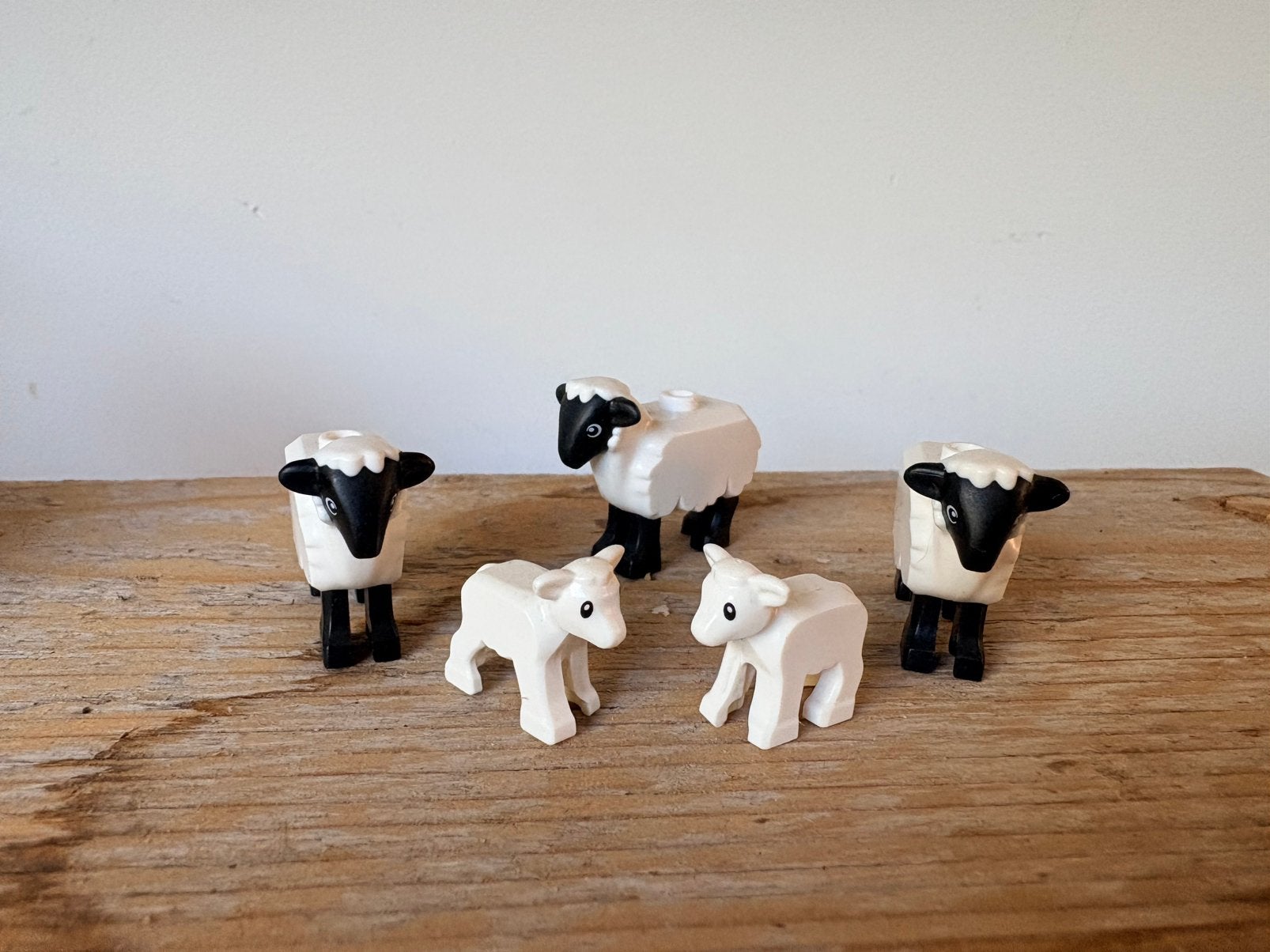 Drie LEGO schapen en twee lammetjes nieuw, Ophalen of Verzenden, Zo goed als nieuw