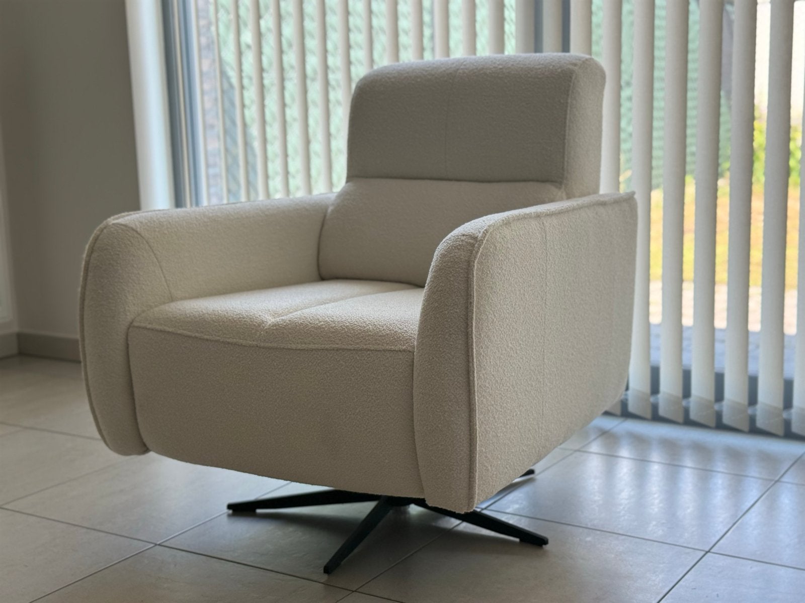 Comfortabele draaibare fauteuil in bouclé stof, Ophalen, Zo goed als nieuw, Stof, 75 tot 100 cm