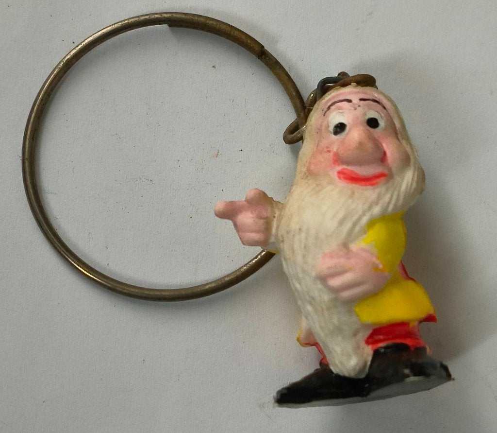 Dwerg Bashful (van Sneeuwwitje), Verzamelen, Sleutelhangers, Ophalen of Verzenden, Zo goed als nieuw, Knuffel of Figuurtje