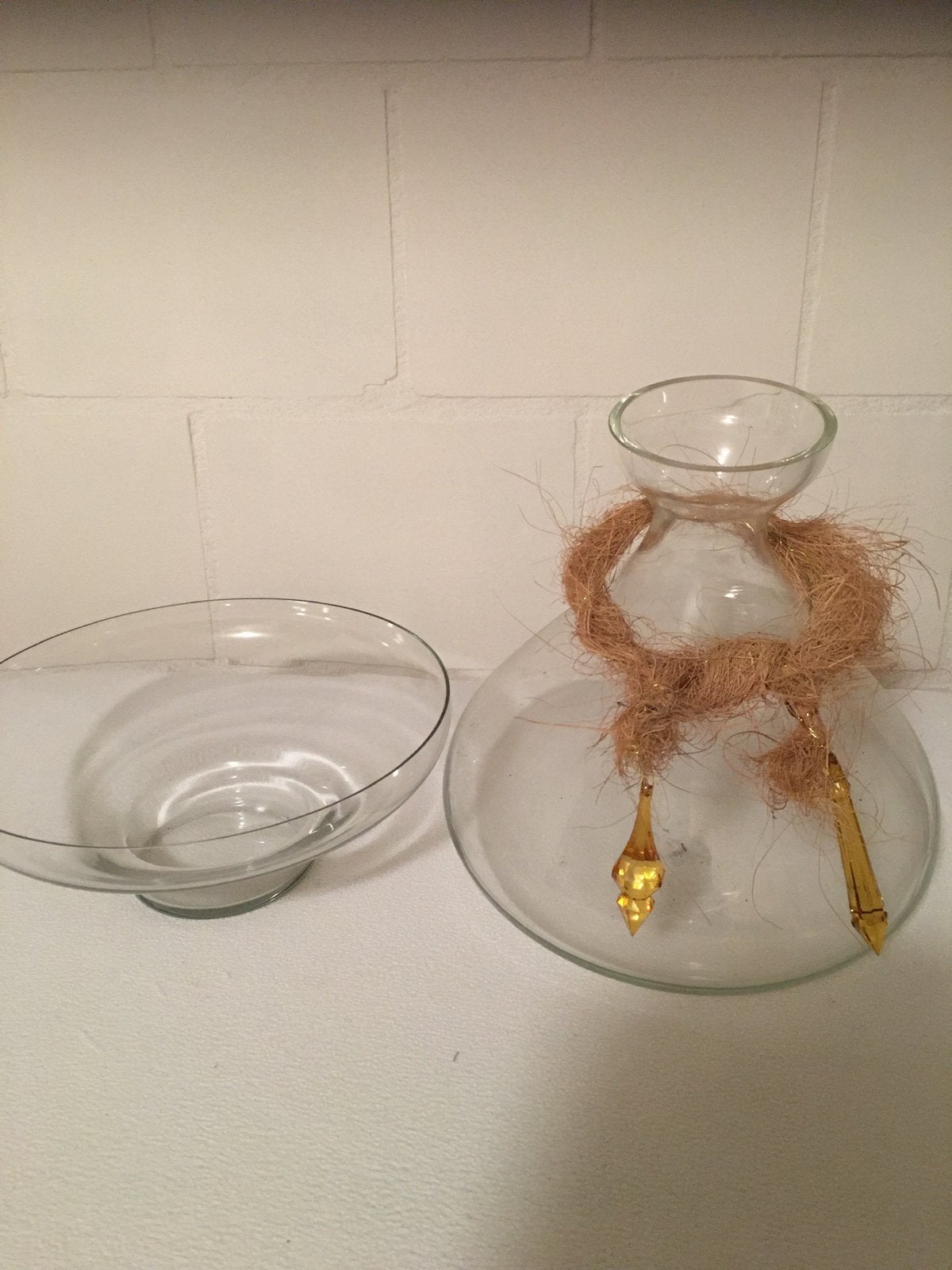 Tk grote glazen vaas op glazen onderschaal incl versiering, Ophalen, Inclusief decoratie, Glas