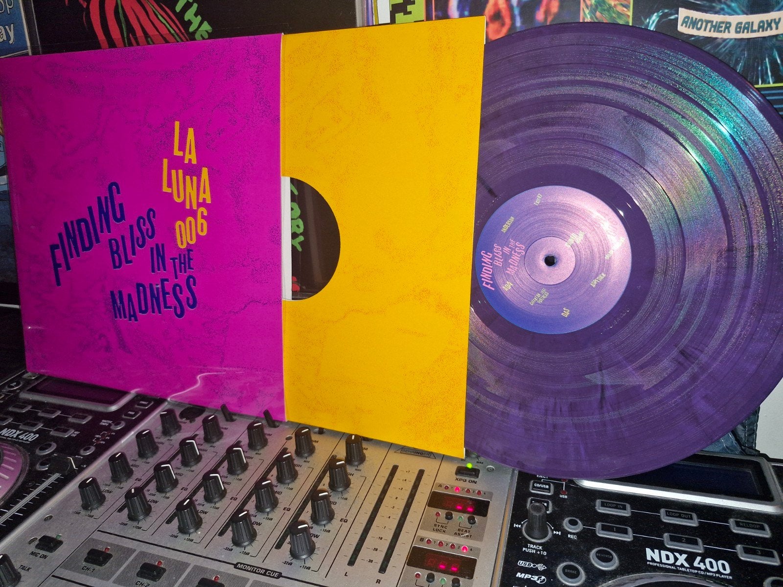 Finding Bliss in the Madness - V/A - Purple Marbled - Mint, Cd's en Dvd's, Ophalen of Verzenden, Zo goed als nieuw, Overige formaten