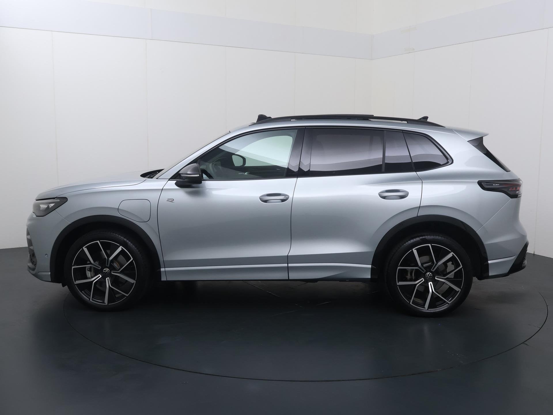 Volkswagen Tiguan 1.5 eHybrid R-Line Edition | 272 PK | SoH, 12 maanden, Stof, Euro 6, 4 cilinders