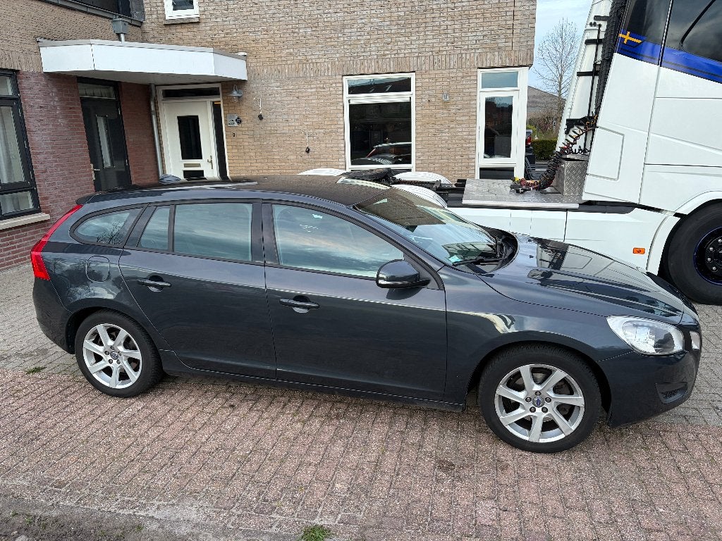 Volvo V60 T3 150 pk | Dealer onderhouden | Navi | Trekhaak, Auto's, Volvo, Voorwielaandrijving, Zwart, 4 cilinders, 150 pk