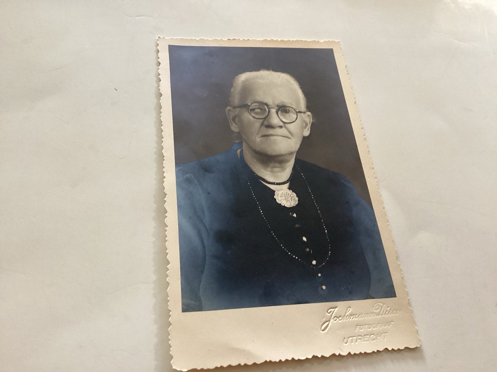 Utrecht Oude foto van een vrouw, Jochmann Disco Utrecht, Verzamelen, Gebruikt, Foto, Ophalen of Verzenden, Voor 1940
