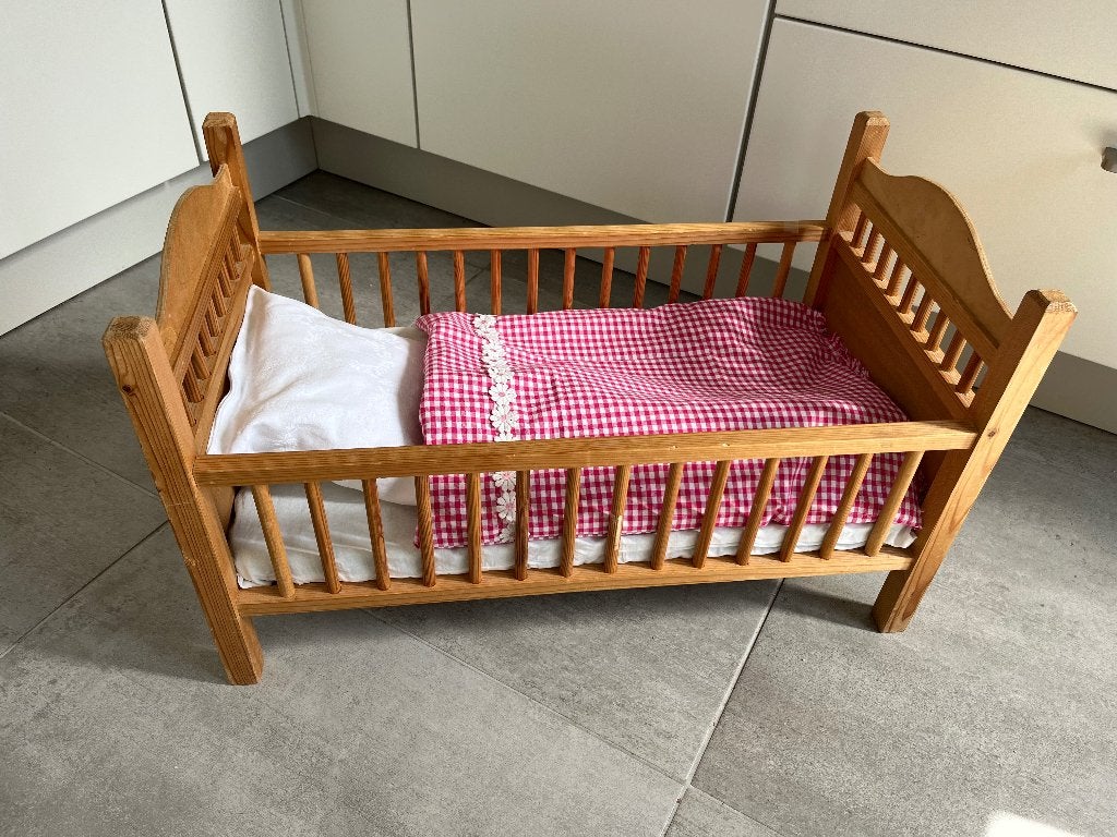 Mooi poppenbedje met nieuw matrasje, donsbed en kussentje, Ophalen of Verzenden, Zo goed als nieuw, Babypop