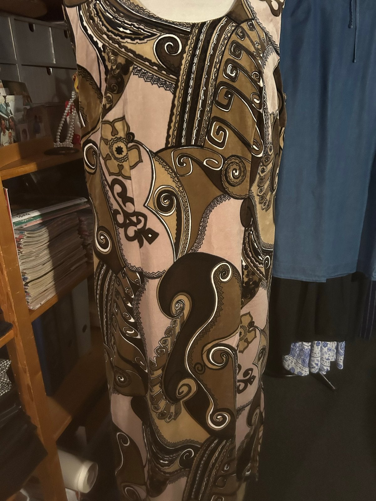 Vintage Bruine Fluweel Jurk met Prachtig Dessin - Maat 46, Bruin, Maat 46/48 (XL) of groter, Ophalen of Verzenden, Gedragen