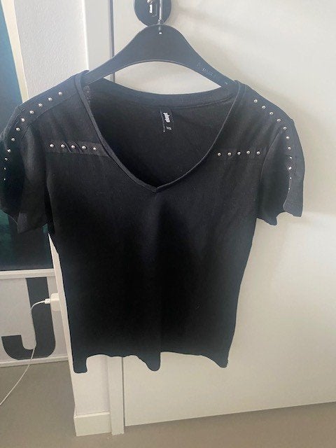 Zwart shirt met v-hals en studs van Eksept (Shoeby), maat xs, Kleding | Dames, T-shirts, Verzenden, Zwart, Zo goed als nieuw, Korte mouw