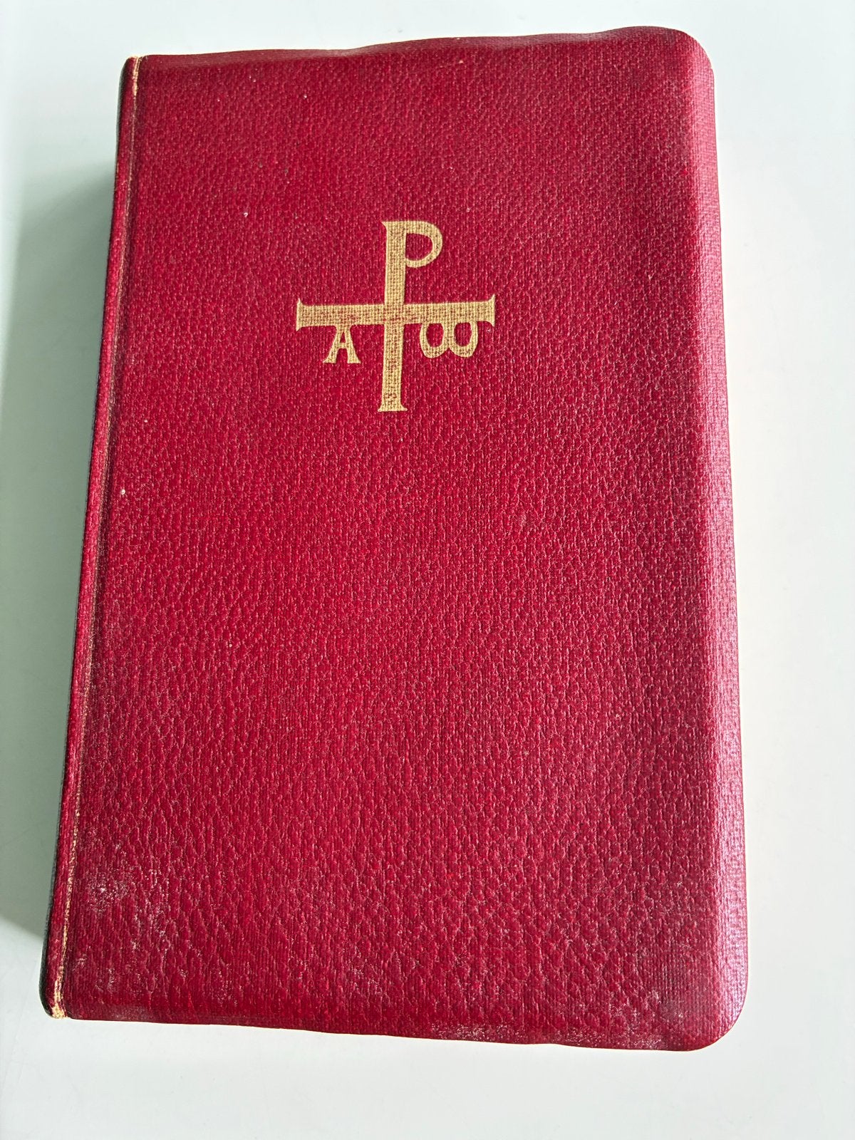 Rode Bijbel met Chi-Rho symbool | 15 cm x 10 cm, Antiek en Kunst, Antiek | Boeken en Bijbels, Ophalen of Verzenden