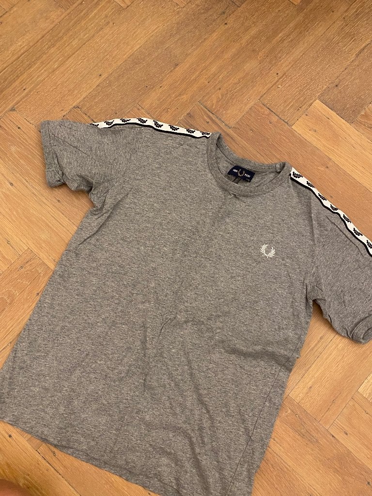Fred Perry t shirt 146-152, Kinderen en Baby's, Kinderkleding | Maat 146, Ophalen of Verzenden, Zo goed als nieuw, Jongen, Shirt of Longsleeve