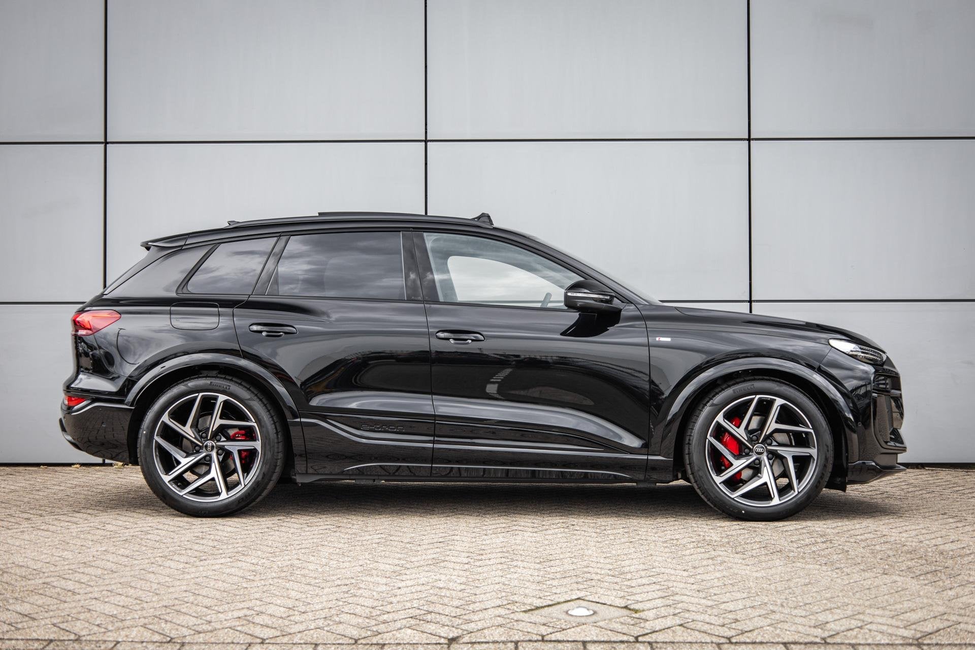 Audi Q6 e-tron S edition 252pk 83 kWh | Techniek Pakket Pro, Automaat, 12 maanden, Achterwielaandrijving, Zwart