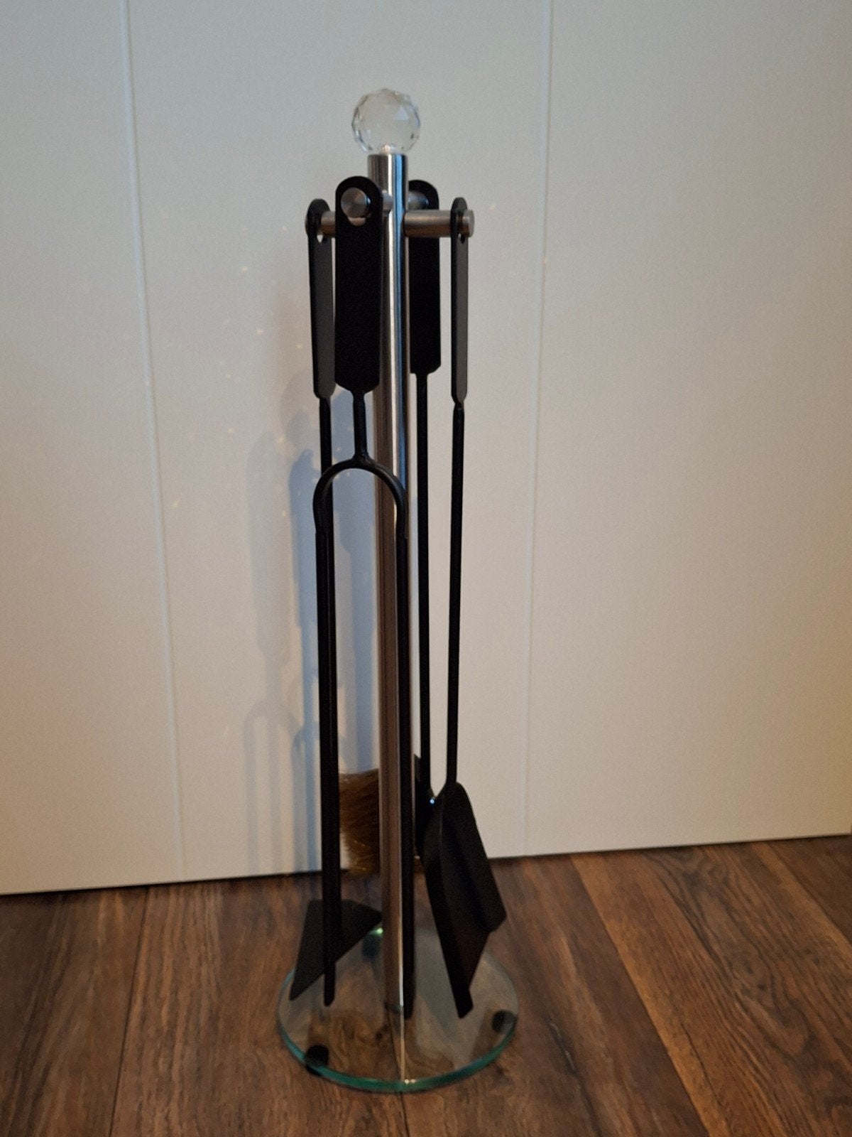 Haardstel met 4 accessoires en glazen voet, Huis en Inrichting, Ophalen of Verzenden, Zo goed als nieuw, Vrijstaande haard, Overige soorten