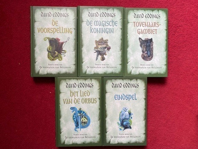 DAVID EDDINGS DE KRONIEKEN VAN BELGARION DE COMPLETE SET IN, Boeken, Ophalen of Verzenden, Gelezen