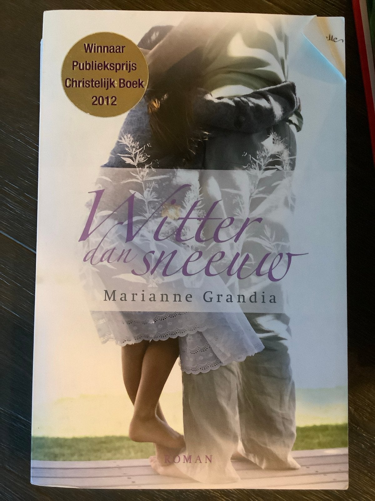 Witter dan sneeuw - Marianne Grandia (Roman), Boeken, Ophalen of Verzenden, Gelezen