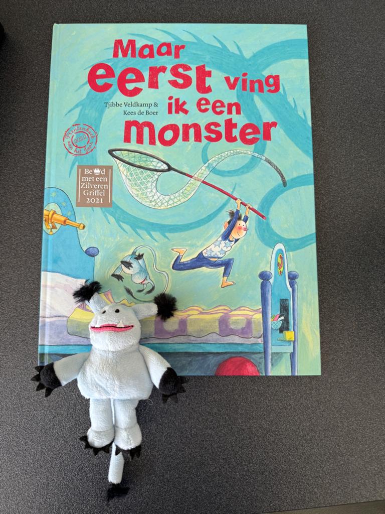 Maar eerst ving ik een monster - Prentenboek, Ophalen of Verzenden, Zo goed als nieuw, Prentenboek