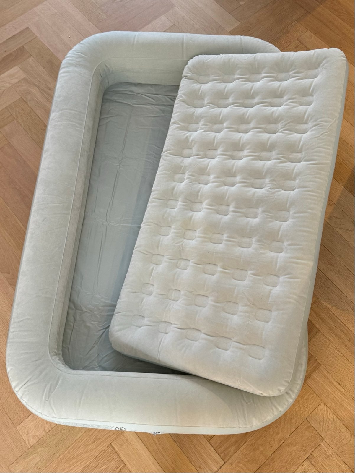 Intex luchtbed voor kinderen – met opstaande rand, Caravans en Kamperen, Ophalen of Verzenden, Gebruikt, 1-persoons