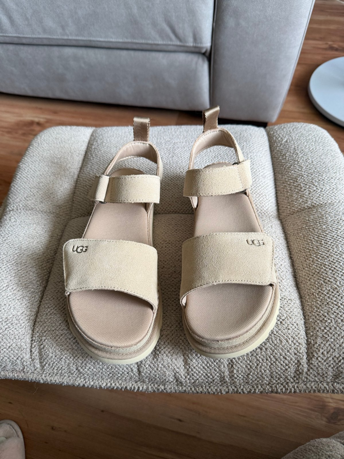 Nieuwe Uggs Goldenstar Sandalen Beige - Nooit Gedragen, Ophalen of Verzenden, Nieuw, Beige, Sandalen of Muiltjes