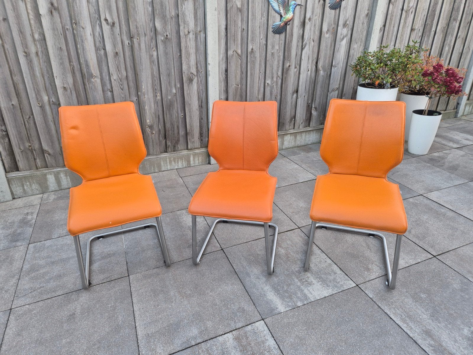 Gratis af te halen: 3 oranje leren eethoekstoelen, Ophalen, Gebruikt, Overige kleuren, Drie