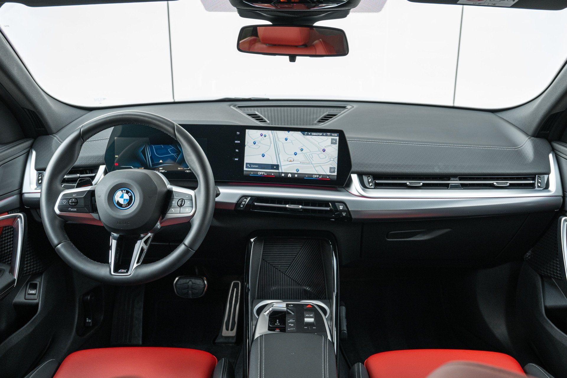 BMW iX2 eDrive20 M Sport / Sportstoelen / Achteruitrijcamera, 478 km, 750 kg, Met garantie (alle), 24 min